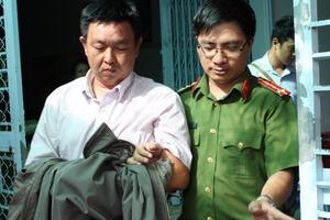 Bắt 3 thanh tra giao thông nhận tiền "bảo kê" hàng chục hãng xe
