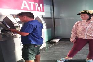 Nhiều nhà băng phớt lờ nâng hạn mức rút tiền ATM