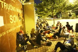 Phụ huynh Sài Gòn trắng đêm xếp hàng xin học mẫu giáo cho con
