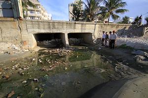 9 cống thải bao vây, bãi biển nổi tiếng Đà Nẵng vắng khách