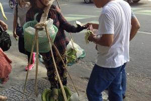 Đà Nẵng: Bức xúc vì du khách Trung Quốc “ăn cướp” của cả người bán rong