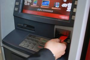 Nâng hạn mức rút tiền tại ATM lên 3 triệu đồng một lượt