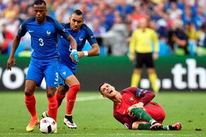Ronaldo tính nhờ bác sĩ... khoa sản trị thương