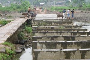 Cầu tạm bên công trình dở dang 30 tỷ