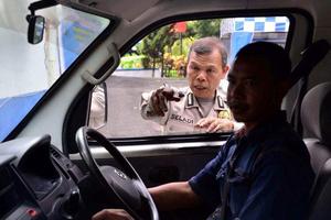   Indonesia: Viên cảnh sát thà nhặt rác không nhận hối lộ