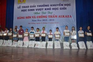 Khen thưởng học sinh nghèo vượt khó học giỏi