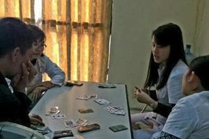 4 nhân viên y tế thản nhiên ngồi chơi bài