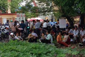 Phụ huynh vật vã với nắng nóng trong buổi thi đầu tiên