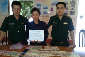 Dùng tiền giả mua hàng lấy tiền thật