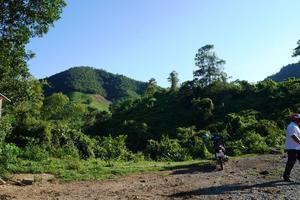 Người dân bất an vì “bom rác” treo đầu nguồn nước