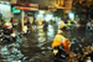 Mưa lớn giờ tan tầm, Sài Gòn ngập nặng, giao thông hỗn loạn