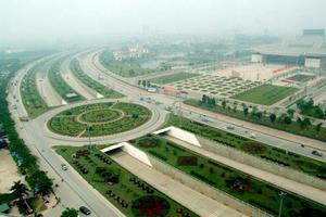 Hà Nội chi 53 tỷ đồng/năm để cắt cỏ 24km đại lộ Thăng Long