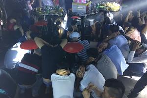 Đột kích quán bar Diamond, hàng trăm thanh niên quay cuồng trong tiếng nhạc