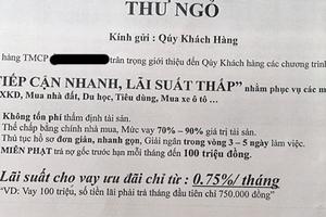 Ngân hàng đến tận nhà phát tờ rơi mời vay vốn