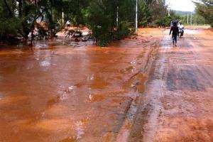 Kiểm tra khắc phục sự cố vỡ hồ chứa nước đãi titan ở Bình Thuận