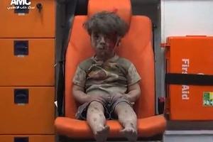 Hình ảnh thương tâm về cậu bé Syria được cứu từ đống đổ nát