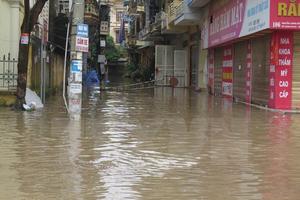 Hải Dương: Nhiều điểm cứ mưa là ngập, dân phải dùng bao cát chặn cửa