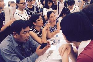 Học phí tăng, trường “hot” vẫn không giảm nhiệt