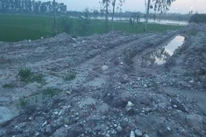 Hàng nghìn m2 đất nông nghiệp đang bị phế thải vùi lấp