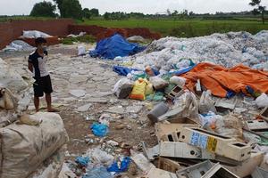 Kiểm tra "núi" rác thải y tế tại huyện Yên Phong 