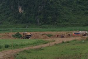 Phê bình Chủ tịch xã Xuân Dương để cát tặc lộng hành