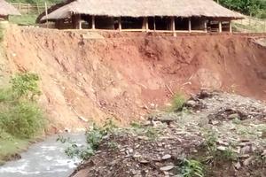 Di dời khẩn cấp một trường học vì sạt lở đất