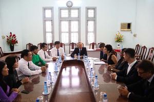 Quốc vụ khanh Pháp thăm trường chuyên Lê Hồng Phong