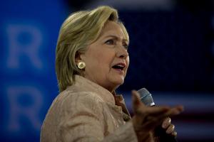FBI công bố bí mật về bê bối thư cá nhân của bà Clinton