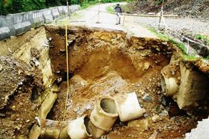 Hố tử thần khổng lồ “nuốt chửng” quốc lộ ở Thanh Hóa