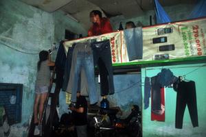 Mưa lịch sử ở Sài Gòn: Ở truồng, ăn mì gói trên "ốc đảo"