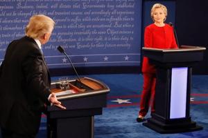 Bà Hillary tố ông Trump dối trá khi nói về gốc gác của ông Obama
