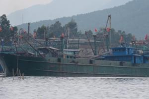 Tàu hàng đổ chất thải xuống biển Nghệ An