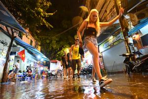 Dân phố cổ Hà Nội bắc ghế đi lại vì mưa ngập