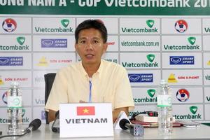 HLV Hoàng Anh Tuấn: "Mọi người ca ngợi U19 Việt Nam nhiều quá"