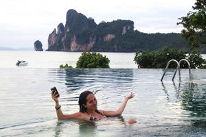 Khách Tây bật khóc giữa cửa khẩu vì visa cấp đến năm 1900