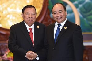 Thủ tướng Nguyễn xuân Phúc chào, gặp gỡ lãnh đạo Lào