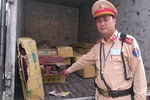 Núp bóng xe thư báo để chở hơn 4 khối gỗ Trắc
