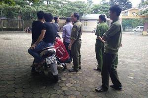 Côn đồ xông vào trường gây rối, dọa bắn bảo vệ