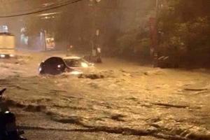 Mưa lũ miền Trung, nhà ngập tận nóc