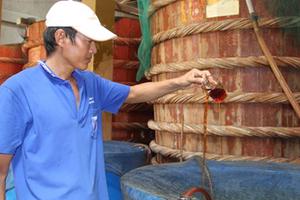 Nhà sản xuất nước mắm truyền thống nổi giận