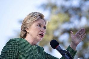 FBI mở lại cuộc điều tra vụ bê bối thư điện tử của bà Clinton
