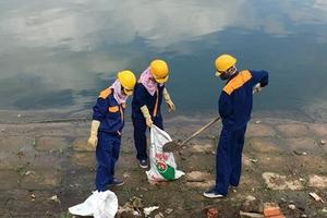 Lấy mẫu nước điều tra nguyên nhân 400kg cá chết tại hồ Linh Đàm