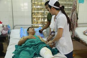 Bị ném gạch vào người, một CSGT vỡ xương bánh chè
