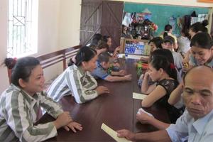 Cấm gây phiền hà, nhận tiền của thân nhân người phạm tội 