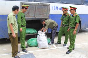 Phát hiện 500kg bì lợn thối trên xe khách