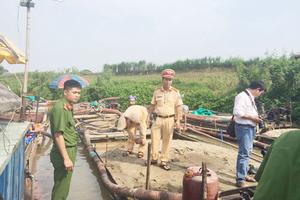 Bắt 4 tàu hút cát trộm