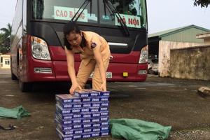 Xe ô tô khách chở 840 bao thuốc lá không rõ nguồn gốc