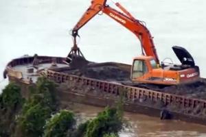 Tin mới nhất vụ tàu đổ chất thải xuống sông Hồng