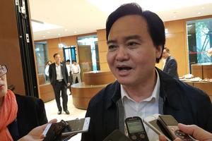 Bộ trưởng Giáo dục - Đào tạo nói về việc nữ giáo viên bị "ép" đi tiếp rượu