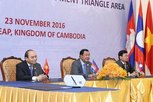 Thủ tướng kết thúc chuyến tham dự Hội nghị Cấp cao CLV-9